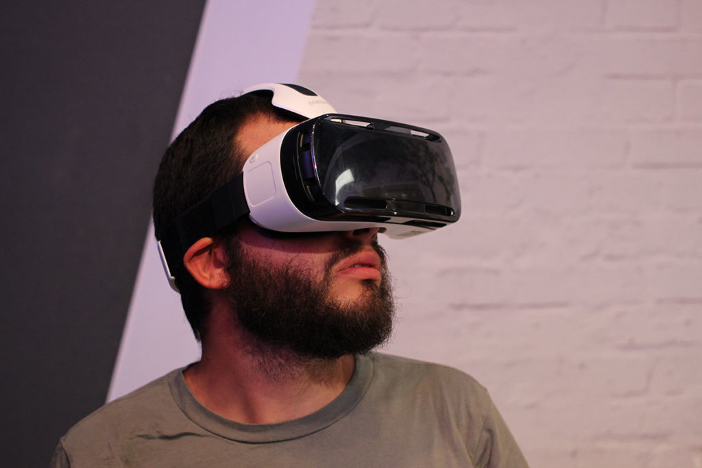 How Virtual Reality Is Disrupting the Gaming Industry - YellRobot