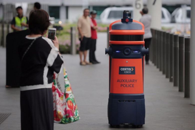 Traffic Robot Changi Airport Singapore - YellRobot